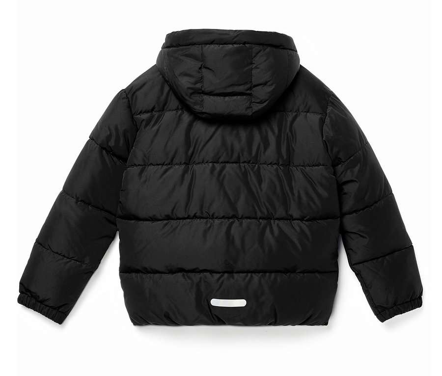 Doudoune noire à capuche avec matelassage horizontal et une bande réfléchissante sur l'ourlet arrière.