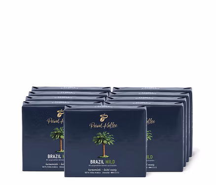 Neuf paquets de café moulu Privat Kaffee Brazil Mild de 500 g sont empilés les uns à côté des autres.