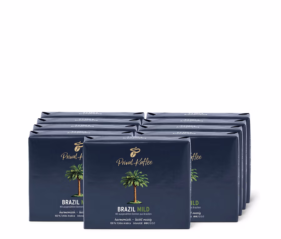 Neuf paquets de café moulu Privat Kaffee Brazil Mild de 500 g sont empilés les uns à côté des autres.