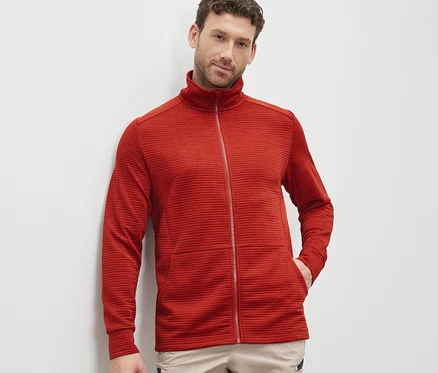 Un homme portant une veste fonctionnelle rouge.
