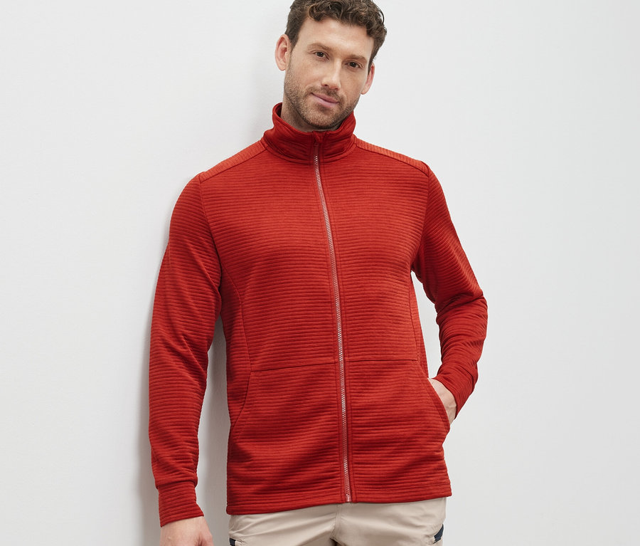 Un homme portant une veste fonctionnelle rouge.