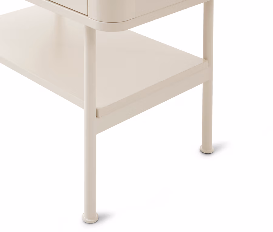 Gros plan d'une table à deux niveaux beige clair avec des pieds cylindriques fins et des pieds arrondis sur fond blanc.