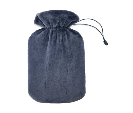 Bouillotte gris foncé avec une housse douce et moelleuse et une fermeture à cordon.
