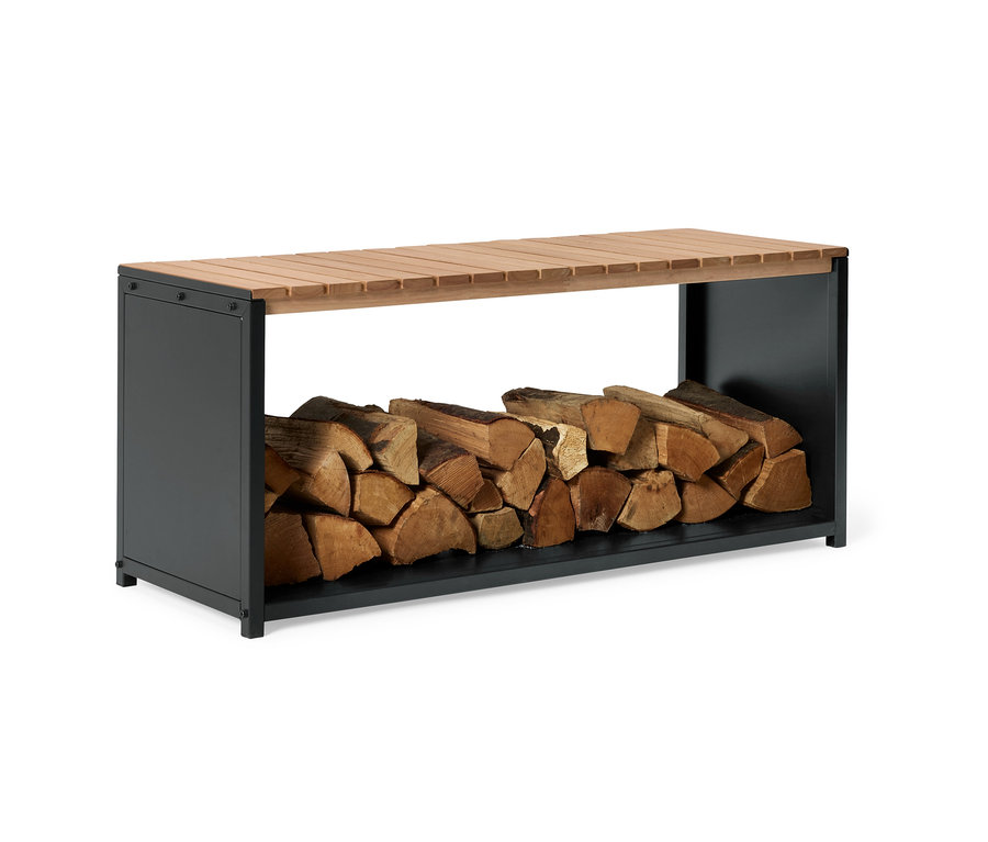 Des bûches sont placées sous un banc avec une assise en lattes de bois et un cadre anthracite.