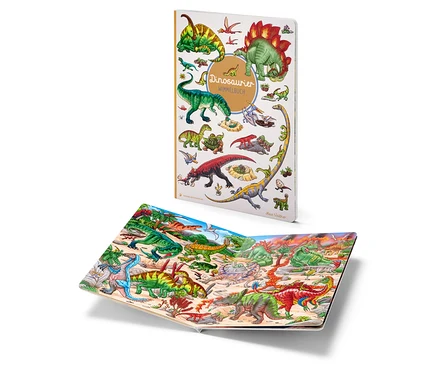 Deux livres avec des illustrations de dinosaures. Un livre est fermé et debout, l'autre est ouvert et posé.