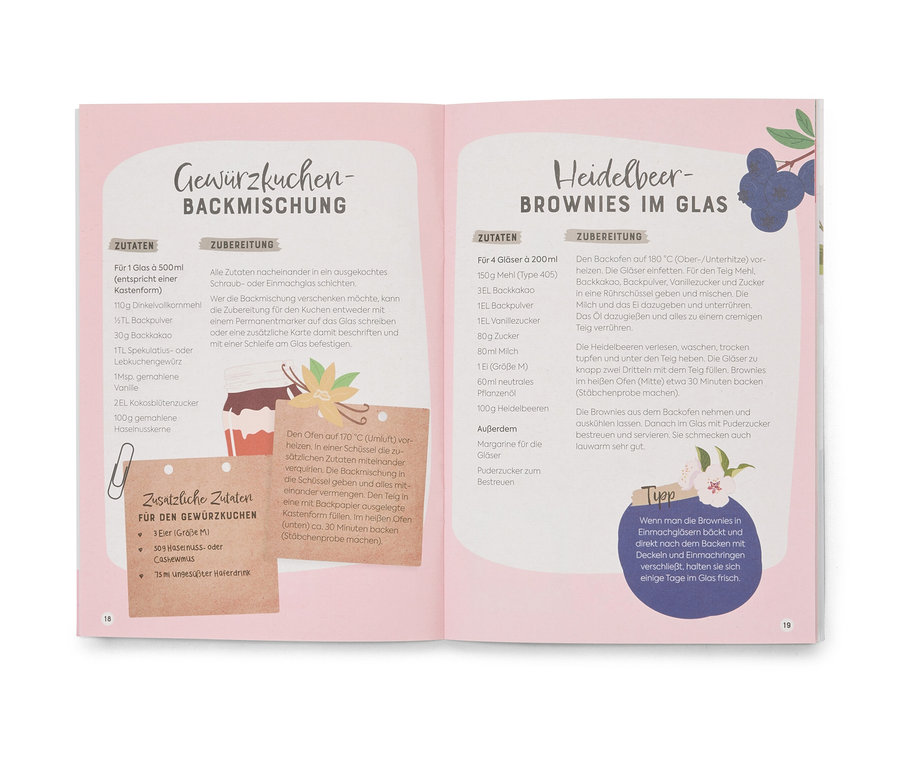 Pages d'un livre de cuisine présentant des recettes pour un mélange à gâteau aux épices et des brownies aux myrtilles en verrine, avec le livre "Livre avec étiquettes de cuisine".