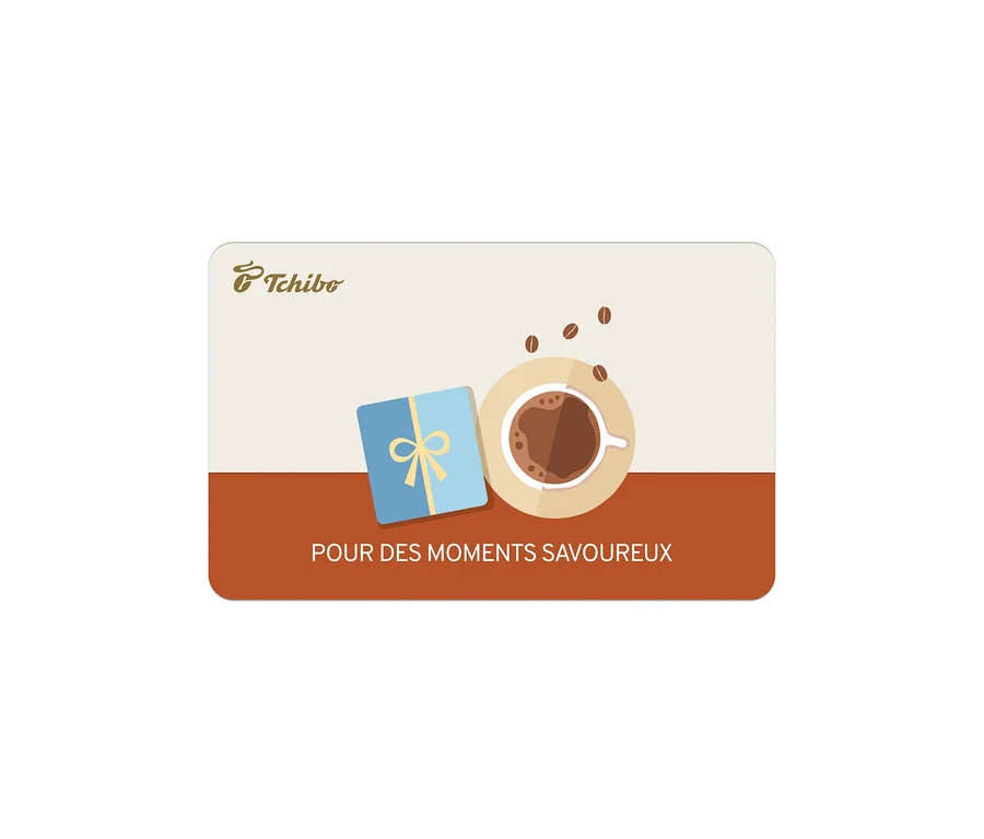Carte cadeau avec une partie supérieure beige et une partie inférieure marron. Le logo Tchibo est en haut à gauche. Au centre, une boîte cadeau bleu clair avec un ruban jaune et une tasse de café blanche avec soucoupe et grains de café. En bas, le texte « POUR DES MOMENTS SAVOUREUX ».