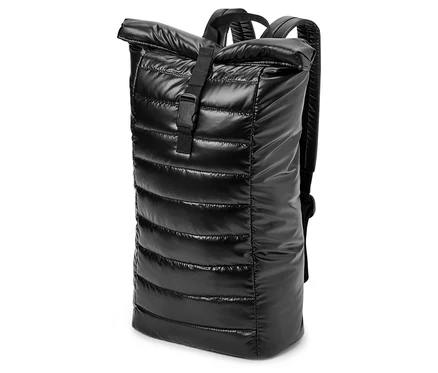 Un sac à dos noir matelassé avec une fermeture à enroulement et une sangle noire sur un fond blanc.