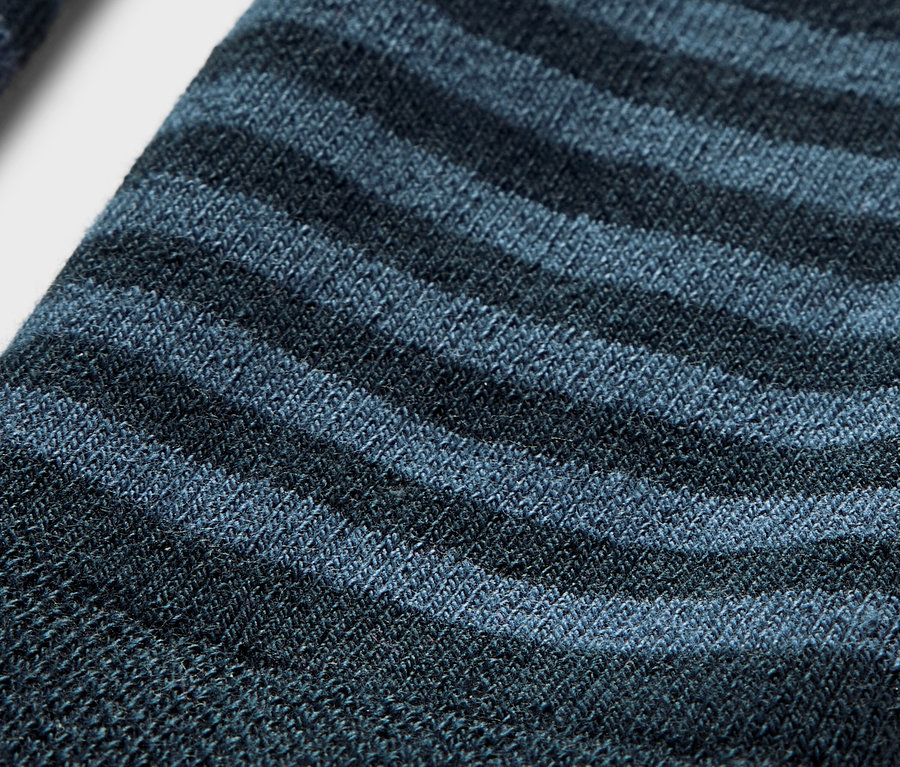 Gros plan sur 2 leggings thermiques rayés pour enfants.