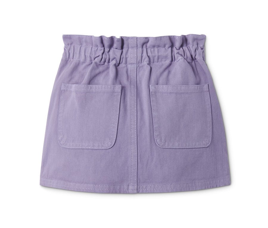 Une jupe en denim violette avec une taille élastique et deux poches.