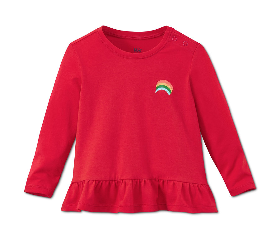 Un t-shirt rouge à manches longues en coton bio avec un arc-en-ciel.