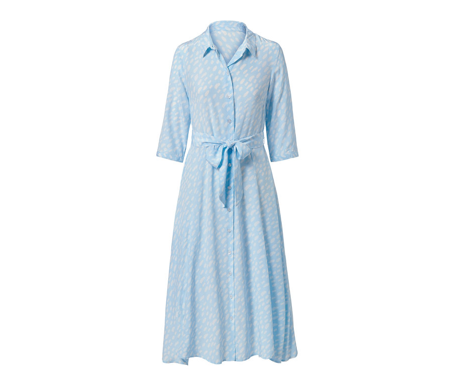 Une robe chemise bleue avec un imprimé blanc et une ceinture.