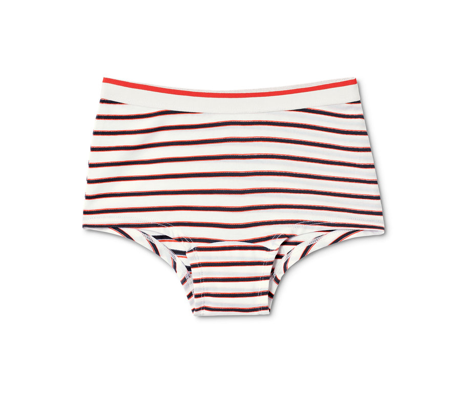 Gros plan sur 7 culottes pour filles, bleues avec des rayures horizontales rouges et bleu foncé, posées sur un fond blanc.