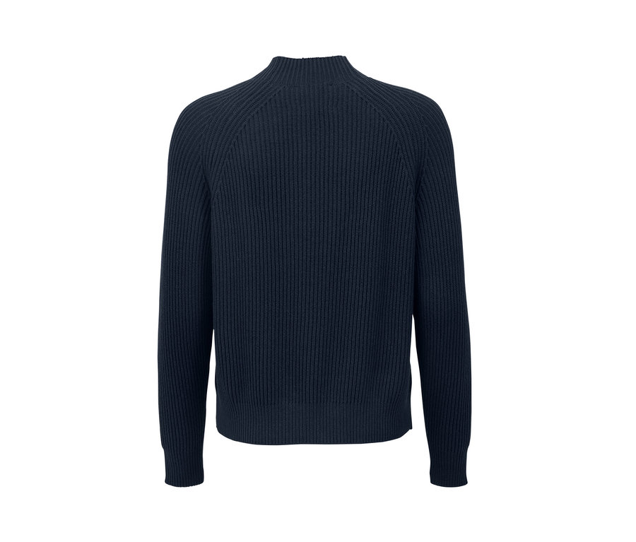 Gros plan d'un pull en maille bleu foncé avec des boutons.