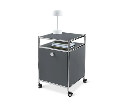Caisson en métal à roulettes « CN3 » gris avec abattant, lampe et livres.