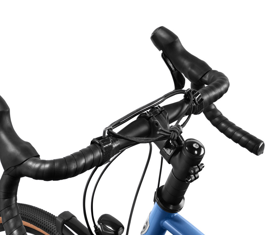 Gros plan d'un vélo bleu avec un guidon noir et une sangle de fixation sur le guidon.