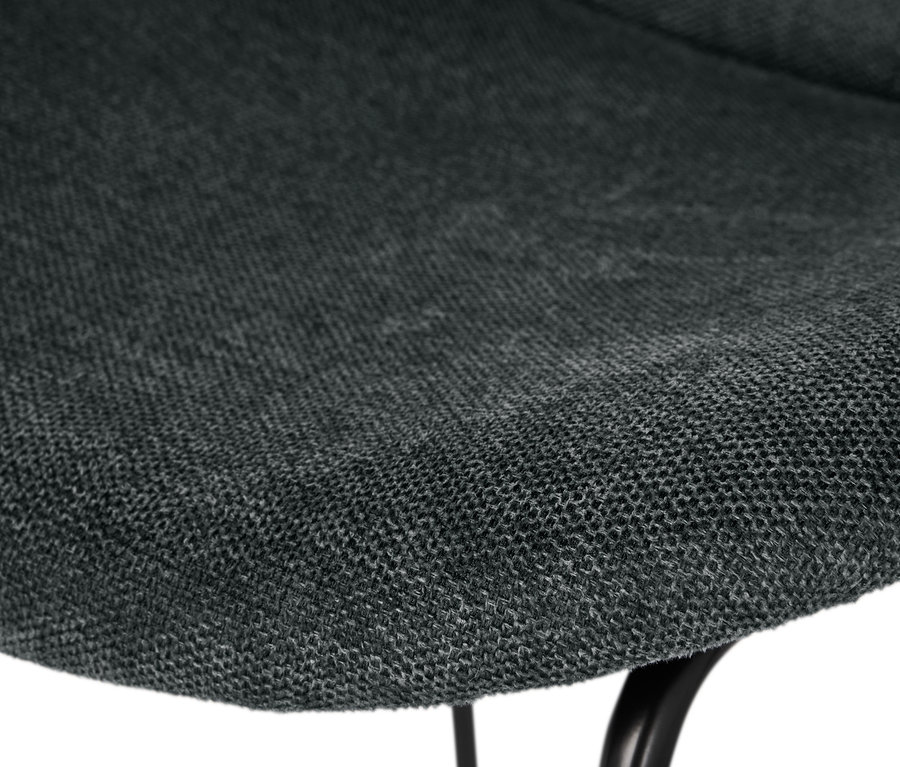 Gros plan sur une chaise design rembourrée, gris foncé.