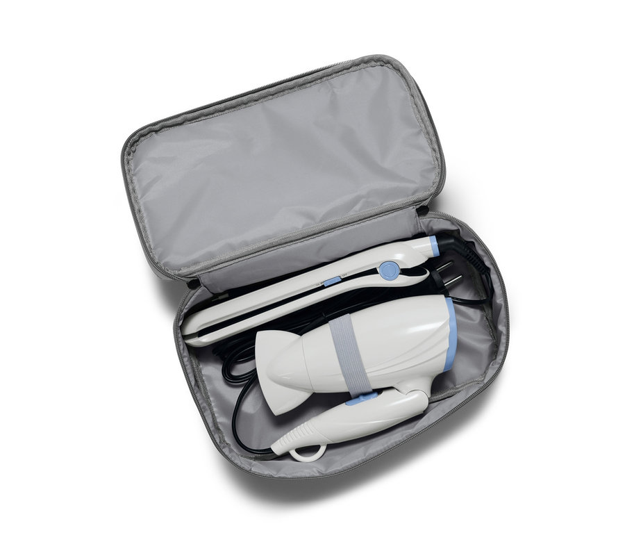 Ensemble de voyage sèche-cheveux et fer à lisser dans une trousse grise.