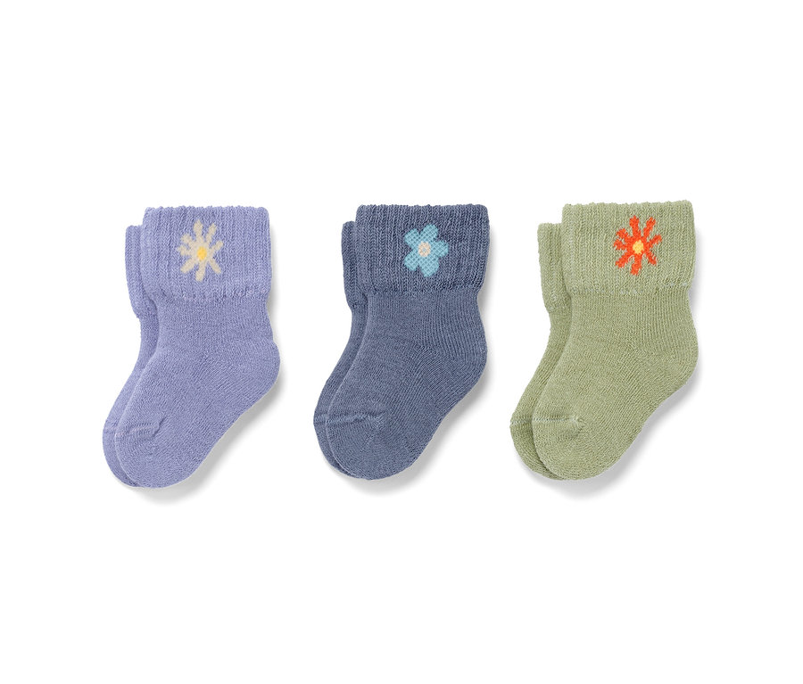 Trois paires de chaussettes pour bébé.