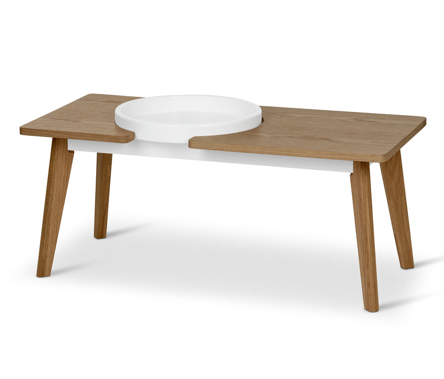 Une table basse avec un plateau amovible sur un fond blanc.