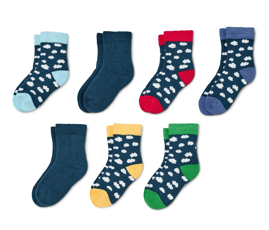 Sept paires de chaussettes pour bébé en coton bio de différentes couleurs.