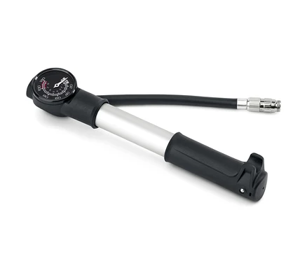Une mini-pompe à double course noire et argentée sur un fond blanc.