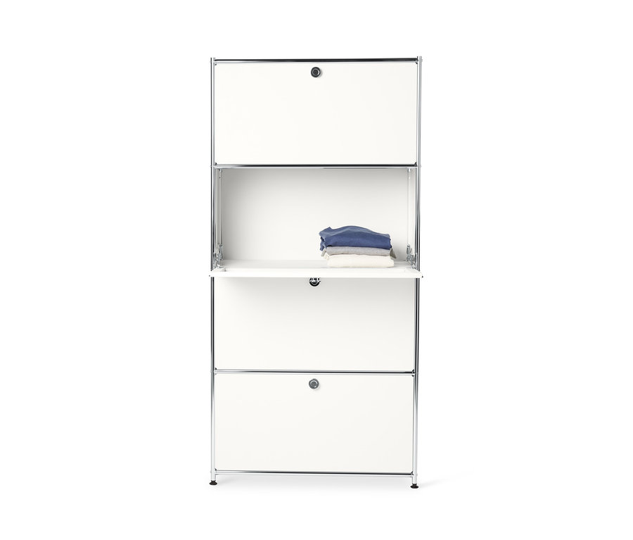 Meuble haut en métal « CN3 » blanc avec 4 abattants, dont un est ouvert avec des vêtements pliés sur une étagère.