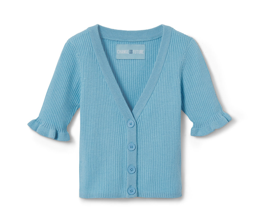 Cardigan bleu clair avec manches courtes et volants.