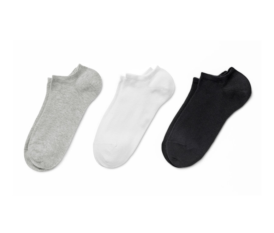 Trois paires de socquettes de sport unies : grises, blanches et noires.
