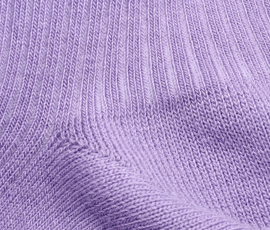 Gros plan d'une chaussette côtelée violette (2 paires).
