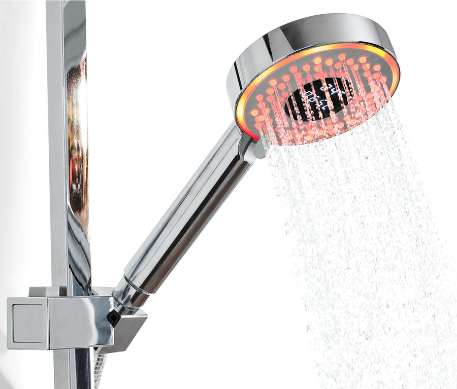 De l'eau coule d'une pomme de douche LED avec indicateur de consommation d'eau.