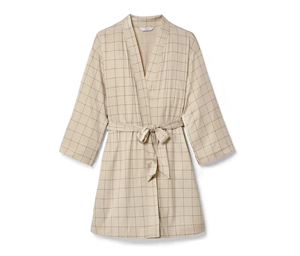 Robe de chambre beige à carreaux avec ceinture.
