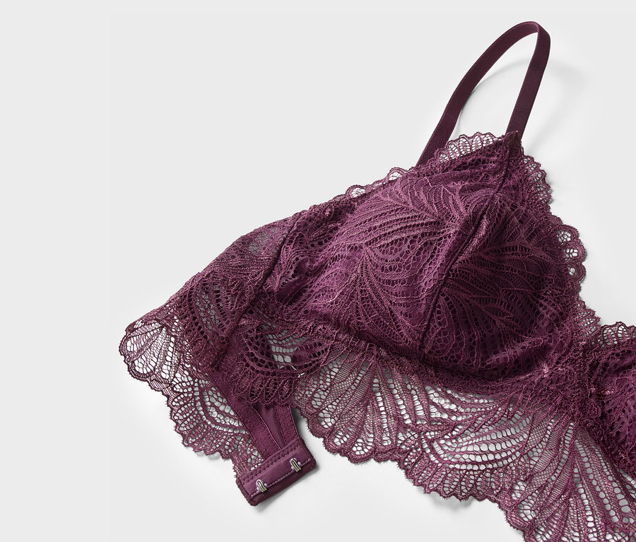 Détail d'un soutien-gorge en dentelle violet.