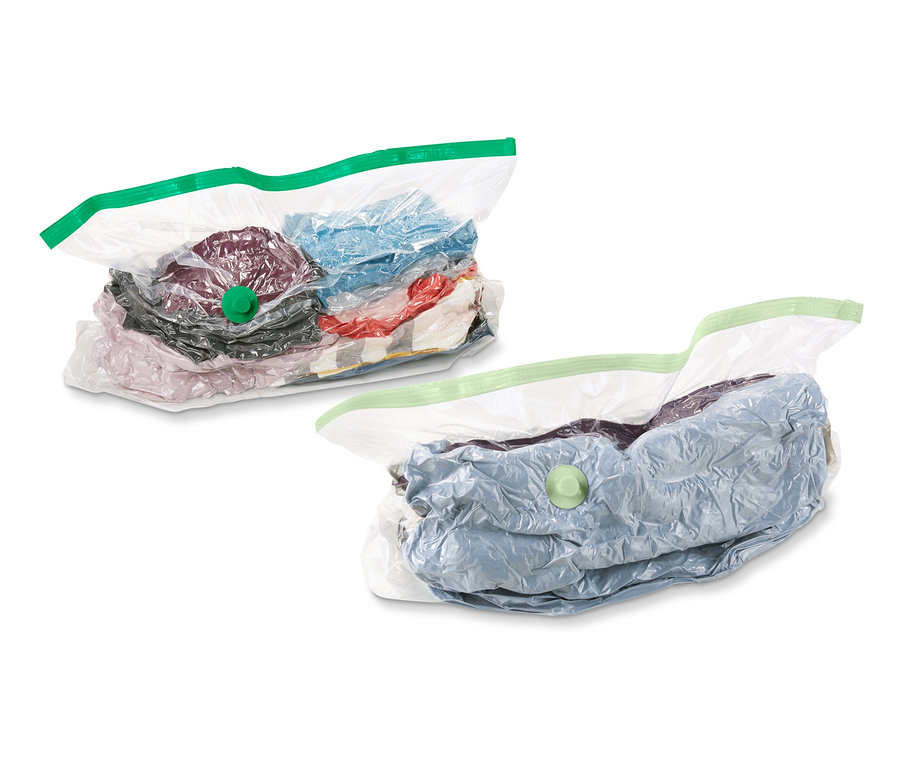 Deux sacs de rangement sous vide, cubes, remplis de vêtements, sur fond blanc.