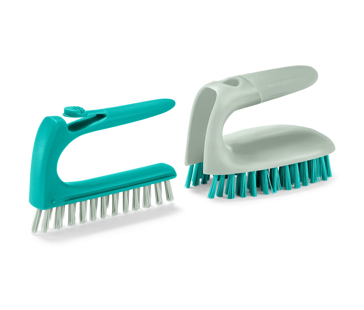 Deux brosses à sols et carrelage 2 en 1. L'une est turquoise et l'autre grise.