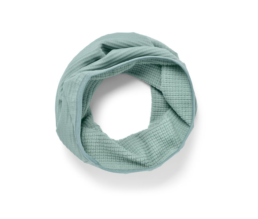 Le foulard multifonction pour enfant présenté est bleu-vert clair et est plié en cercle.