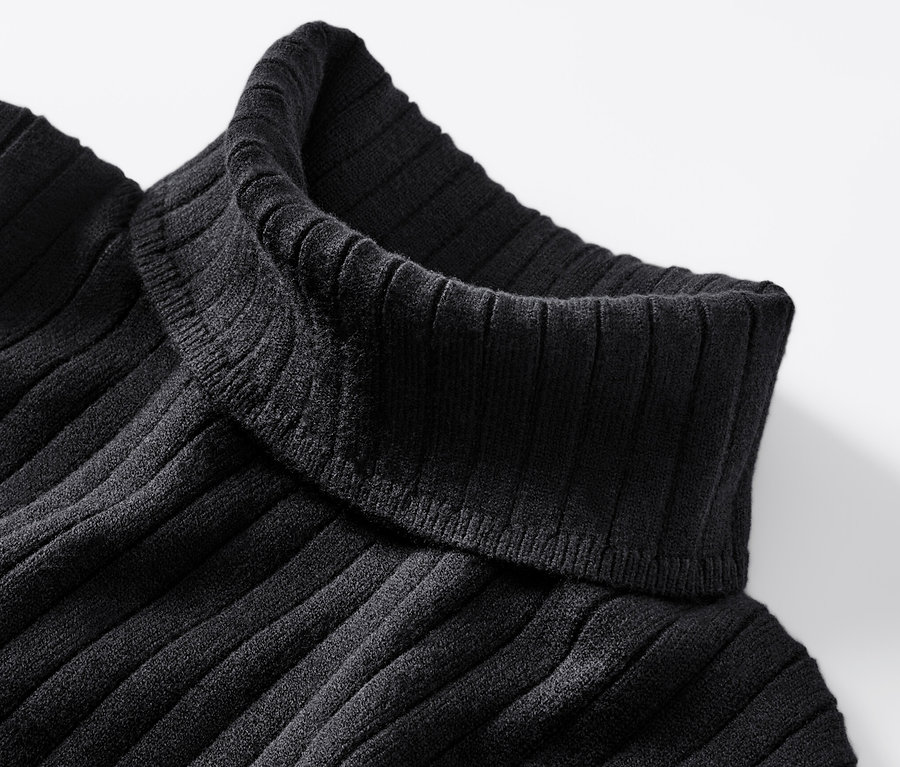 Vue détaillée d'un pull à col roulé côtelé noir.