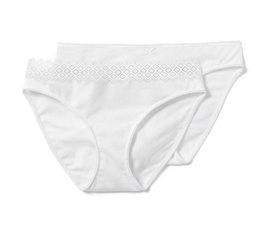 Deux slips blancs.