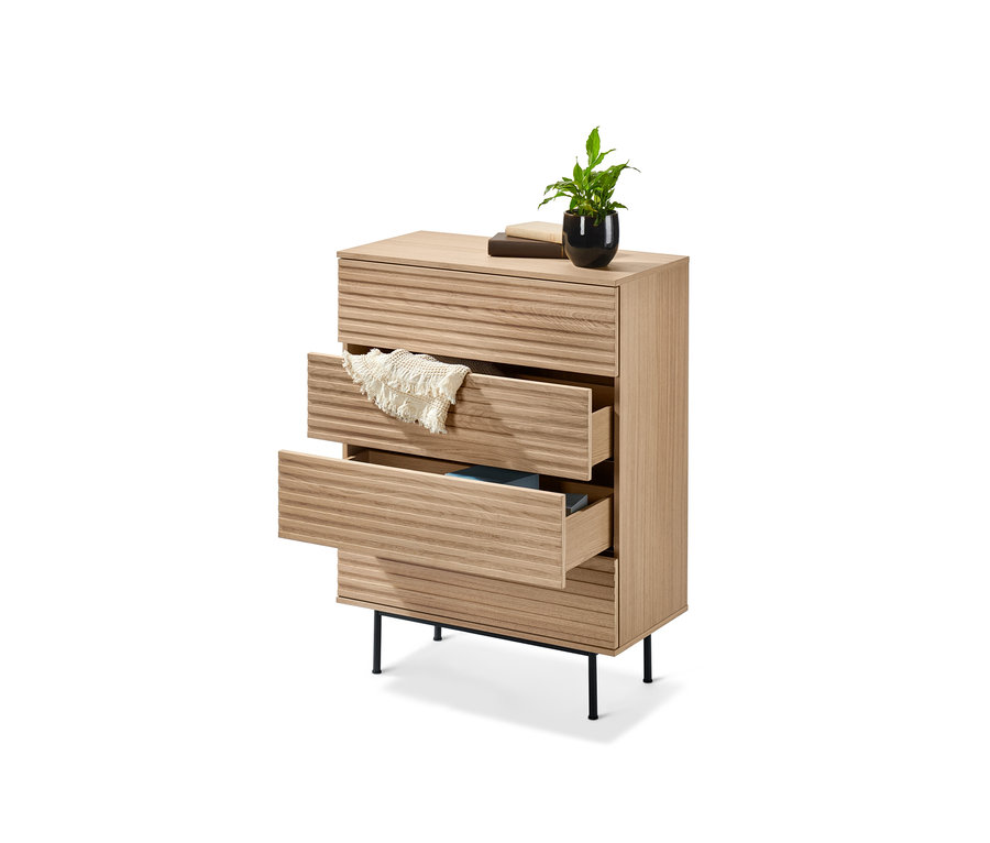 Une commode «Finnsbo» à l'aspect lamellé avec deux tiroirs ouverts.