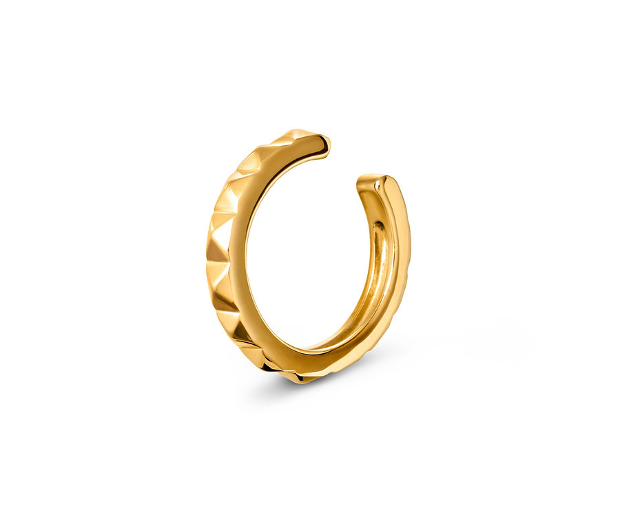 Gros plan d'une bague d'oreille argent 925 pyramide sur fond blanc.