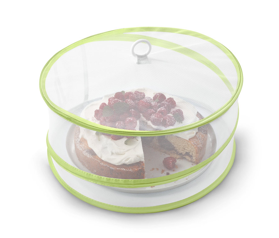 Gâteau aux framboises sous une cloche de protection pliable.
