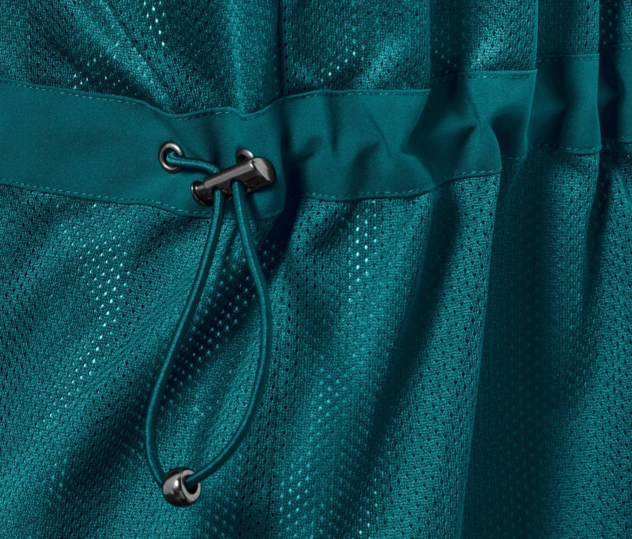 Gros plan sur un manteau d’extérieur 3 en 1 avec gilet pétrole et cordon de serrage.