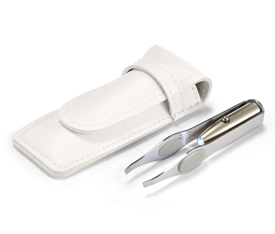 Pince à épiler avec éclairage LED à côté d'un étui blanc.