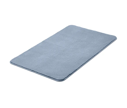 Un tapis de bain bleu d'environ 100 x 60 cm.