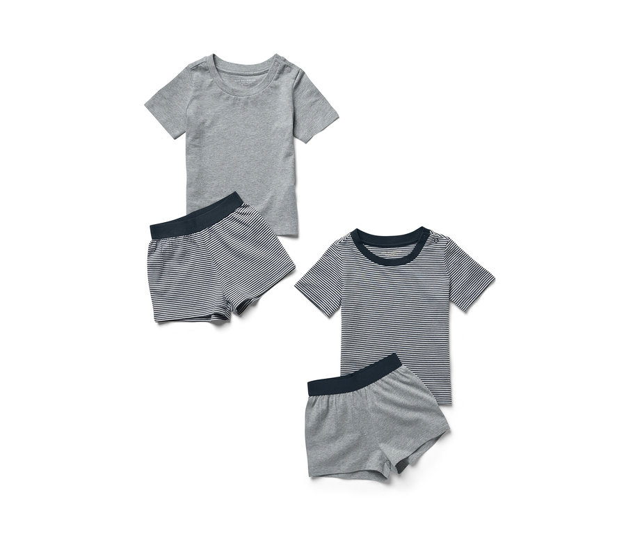 Deux pyjamas courts pour enfant : un t-shirt gris avec un short rayé et un t-shirt rayé avec un short gris.