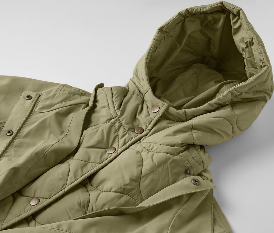 Gros plan sur un manteau de pluie kaki avec capuche.