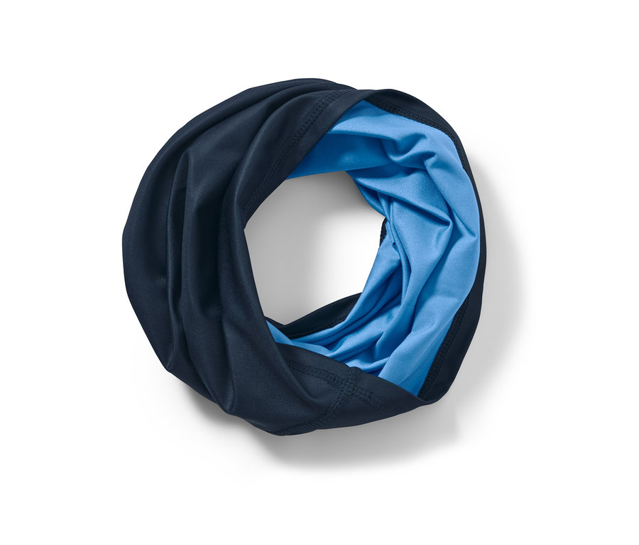 Un foulard multifonction bleu et bleu marine plié en cercle.