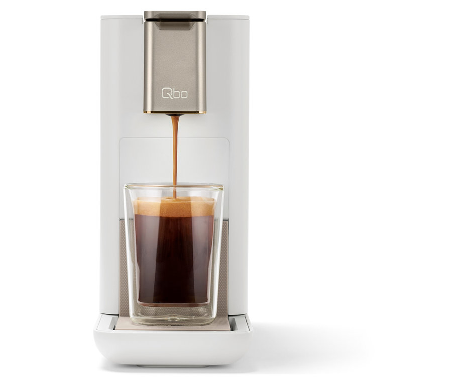 Le café coule d'une machine à café dans un verre.