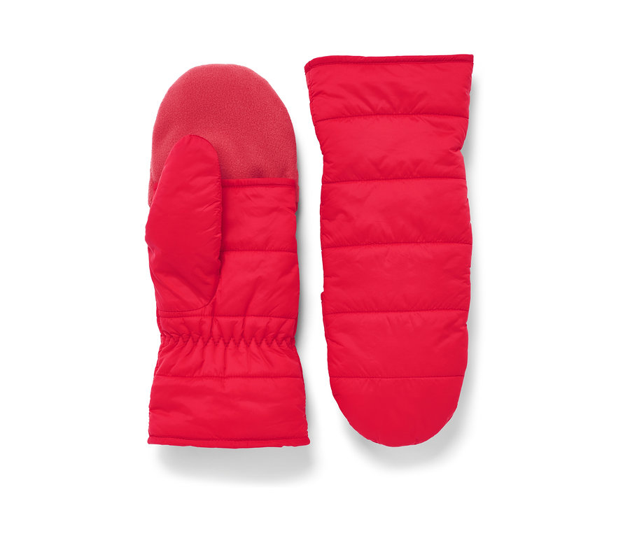 Deux mitaines-moufles surpiquées rouges sont posées côte à côte.