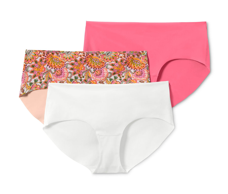 Gros plan sur trois culottes « Magic Cut » : une blanche, une rose et une à motif floral.